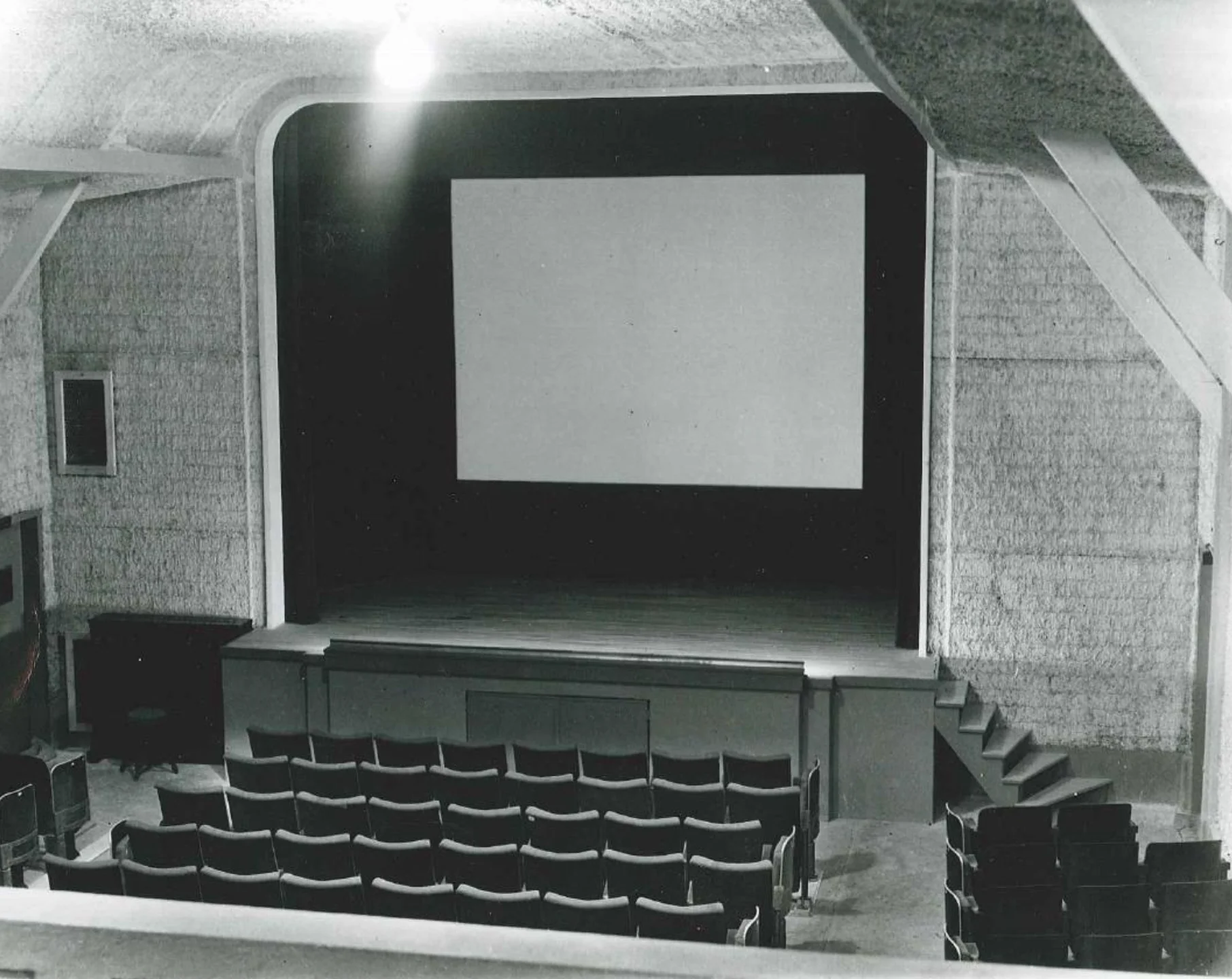 Le Cinédori peu après son inauguration en 1953, avec l'écran carré d'origine